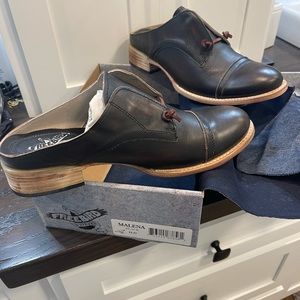 Freebird by Steven ….. BRAND NEW NIB.  Malena size 11  Black with hints of brown